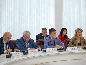 Губернатор Роман Бусаргин провел постоянно действующее совещание с зампредами и министрами Правительства области, а также главами районов