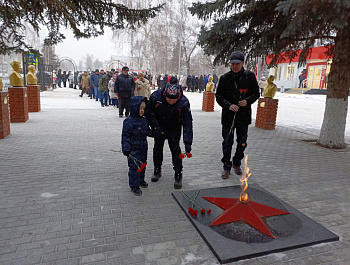 Сегодня десятки карабулакцев, в числе которых были депутаты различного уровня, представители общественных объединений, молодежных организаций, трудовых коллективов райцентра приняли участие в митинге, посвященном Дню памяти о россиянах, исполнявших свой д