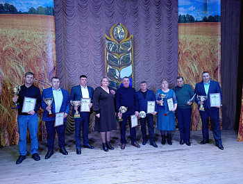 На мероприятии были вручены переходящие кубки главы района за достижение наивысших производственных показателей по итогам 2024 года