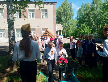 Сегодня, 9 мая на территории школы в селе Первая Ханеневка у памятника прошёл митинг, посвященный 80-летию Победы в ВОВ