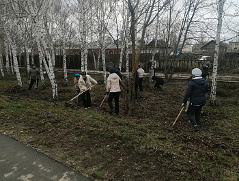 Специалисты администрации Старобурасского МО вышли на субботник