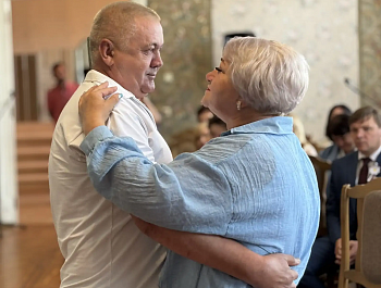 Глава района Андрей Кушнарёв вручил медаль «За любовь и верность» супругам Вячеславу и Ольге Ставкиным
