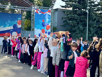 На центральной площади Базарного Карабулака прошла детская игровая программа «Маленькая страна»