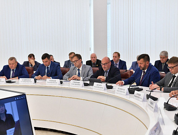 Губернатор Роман Бусаргин провел постоянно действующее совещание с зампредами и министрами Правительства области