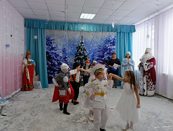 Алексеевский детский сад, признанный в этом году одним из лучших дошкольных образовательных учреждений области и получивший штандарт губернатора, сегодня наполнился особой атмосферой чуда