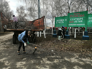 Специалисты администрации Старобурасского МО вышли на субботник