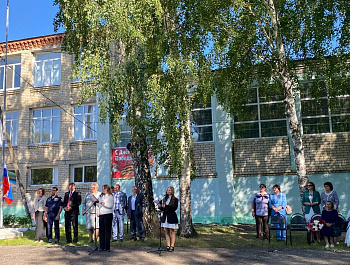 Глава района Н.В. Трошина посетила праздничную линейку в Алексеевской школе