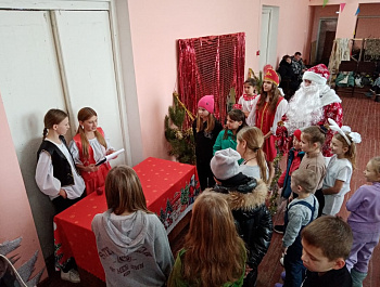 21.12.25г Большечечуйский СДК пригласил  детей и их родителей на новогоднее представление "Баба Яга и молодильное яблоко"