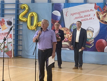 Глава администрации Шняевского МО Юрий Юртаев — на праздничной линейке последнего звонка