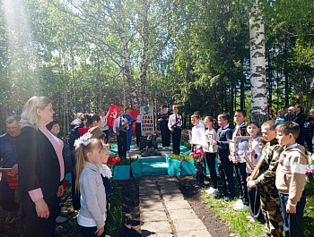 Сегодня, 9 мая на территории школы в селе Первая Ханеневка у памятника прошёл митинг, посвященный 80-летию Победы в ВОВ