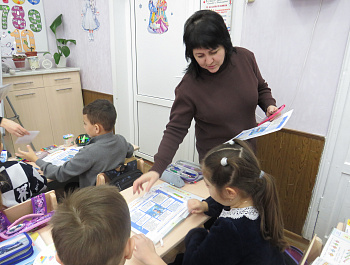 Сотрудники Госавтоинспекции совместно с членом Общественного совета провели профилактическую беседу с первоклассниками
