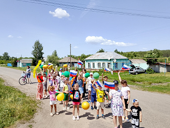 Радостно, звонко, тепло и красочно прошло развлекательное мероприятие ко Дню защиты детей ""Праздник в Волшебной стране "  на базе Большечечуйского СДК 1 июня  2025г