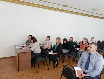 Сегодня глава района Н.В. Трошина провела плановое заседание антинаркотической комиссии Базарно-Карабулакского района, на котором заслушали и обсудили информацию: