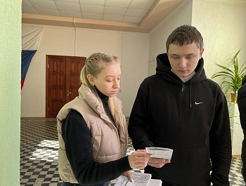 Культорганизатор РДК Карина Березина провела акцию «Молодёжь против террора» с раздачей буклетов с информацией о правилах поведения в случае возникновения террористической угрозы, а также о мерах предосторожности, которые необходимо соблюдать во время пре