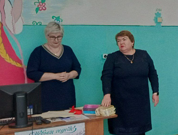 Глава администрации Максимовского МО Т.П. Брагина посетила утренник в школе с. Максимовка, поздравила всех , вручила детям подарки