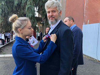 22 августа культорганизатор РДК Карина Березина провела акцию «Ленточка-Триколор»