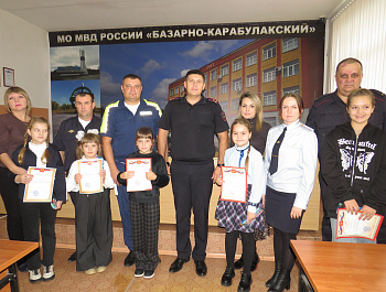 В Базарно-Карабулакском районе вручены награды участникам на районном этапе Всероссийского конкурса детских творческих работ «Мои родители работают в полиции»