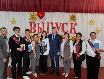 Глава района Андрей Кушнарёв поздравил выпускников Хватовской школы 