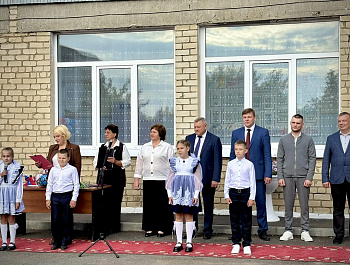 Глава района Андрей Кушнарев посетил торжественную линейку, посвящённую Дню знаний, в школе с. Хватовка