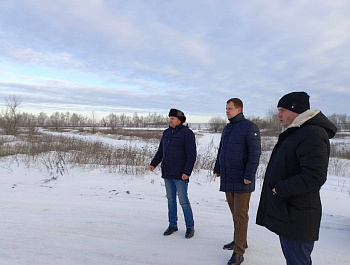 Глава Базарно-Карабулакского района Артём Курочкин в рабочем посёлке Свободный осмотрел проблемные участки дорожной сети