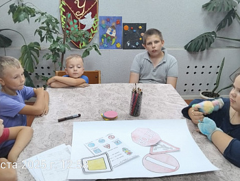 В Ивановском СДК  работники культуры с детьми в летний период провели познавательный час «Дорожный калейдоскоп», посвящённый правилам дорожного движения