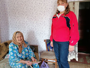 1 октября работники Большечечуйского СДК совместно с библиотекой, поздравили жителей села преклонного возраста с праздником. Вручили сладкие подарки и поздравительные открытки.