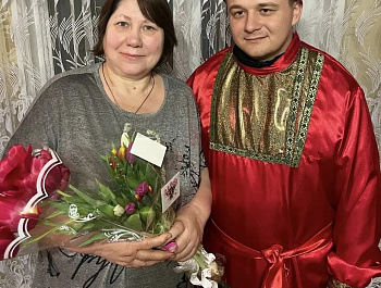 3аведующий структурным подразделением СДК с.Вязовка - Чирцов В.Н., в русском народном костюме, принял участие в Акции Росмолодежи «Вам, любимые!», поздравив свою избранницу, любимых женщин своей семьи, подруг, а также женщин села Вязовка и Старя Жуковка