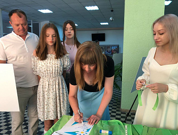 Культорганизатор РДК Карина Березина провела акции: «Открытка для мамы», «Символ праздника» и «Семейные пожелания».