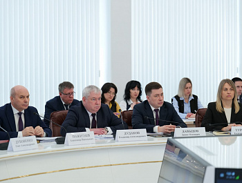 Губернатор Роман Бусаргин провел постоянно действующее совещание с участием зампредов и министров Правительства области, а также глав районов