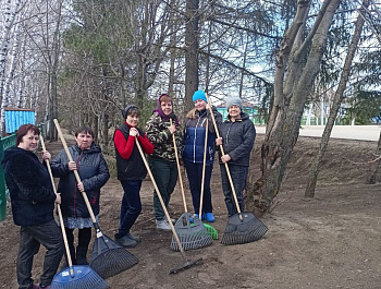 В Старобурасском МО прошел областной субботник, в котором приняли участие работники администрации, школы, детского сада, врачебной амбулатории