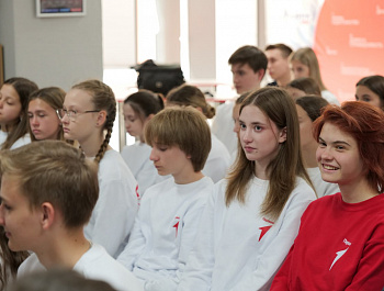 Губернатор Саратовской области встретился с учащимися, которые представляли регион на Всероссийской школьной весне