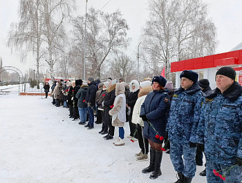 Сегодня, в День защитников Отчества, в Базарном Карабулаке прошёл митинг,