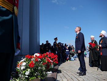  В День Победы губернатор Роман Бусаргин вместе с жителями нашей области почтили память павших в годы Великой Отечественной войны земляков