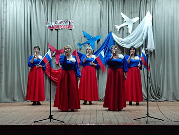 «Три цвета в небе красками сияют»
