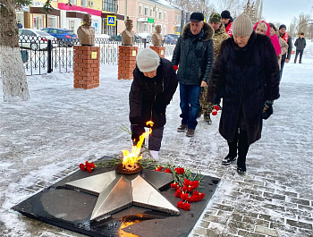 В преддверии Дня защитника Отечества в Базарном Карабулаке прошла церемония возложения цветов
