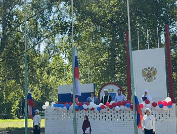 Заместитель главы администрации района по социальной сфере Юлия Евдокимова приняла участие в церемонии закрытия летних смен в лагере «Зеркальный»