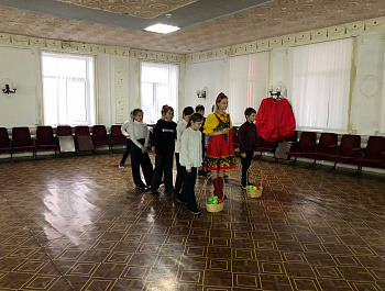 культорганизатор РДК Карина Березина провела познавательно-игровую программу «Народные забавы»