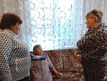 Заместитель главы администрации Старожуковского муниципального образования Светлана Осипова навестила представителей старшего поколения села Стригай