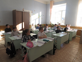 В преддверии весенних каникул полицейские совместно с членом Общественного совета напомнили школьникам правила личной безопасности