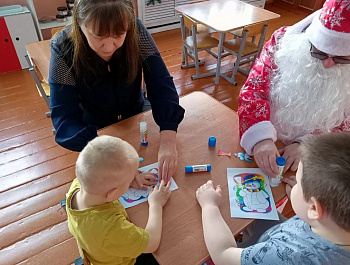24 декабря работник сельского Дома культуры Тепляковки провела новогоднее представление «Новый год — пора чудес»