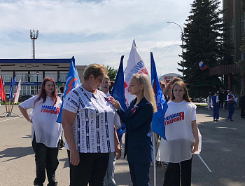 В рамках празднования Дня России, культорганизатор РДК Карина Березина провела акцию по раздаче ленточек, которые по цветовой гамме аналогичны флагу России