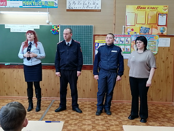 В преддверии весенних каникул полицейские совместно с членом Общественного совета напомнили школьникам правила личной безопасности