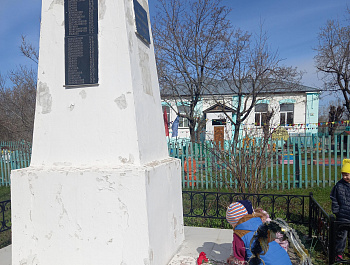 Возложение цветов около памятника павшим землякам в Лесной Неёловке. СДК Лесная Неёловка