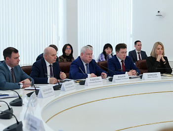 Губернатор Роман Бусаргин провел постоянно действующее совещание с участием зампредов и министров Правительства области