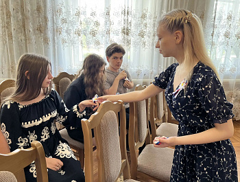 В День семьи, любви и верности, который в России отмечается 8 июля, в отделе ЗАГС по Базарно-Карабулакскому району состоялось вручение медали «За любовь и верность»