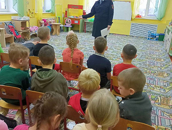 Сотрудники Госавтоинспекции провели занятие по ПДД с воспитанниками детского сада