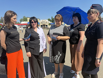Полицейские совместно с общественником  напомнили гражданам способы борьбы с мошенниками