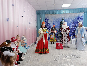 Алексеевский детский сад, признанный в этом году одним из лучших дошкольных образовательных учреждений области и получивший штандарт губернатора, сегодня наполнился особой атмосферой чуда