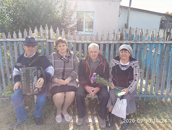 30 сентября работники Ключевского СДК организовали поздравление семьи Василия Яковлевича и Клавдии Петровны Смолиных с золотой свадьбой