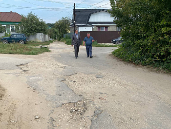 Сегодня врип главы района А. Д. Курочкин выехал на переулок, соединяющий в Базарном Карабулаке улицу Ленина и Пугачёвскую